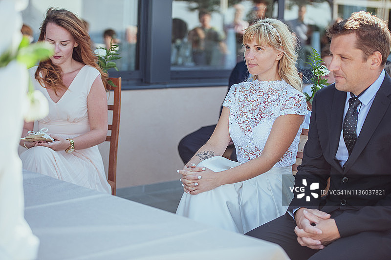 婚礼上的新娘、新郎和新娘的母亲图片素材