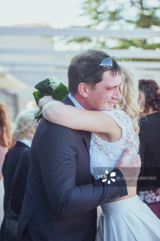 成年男人祝贺新娘图片素材