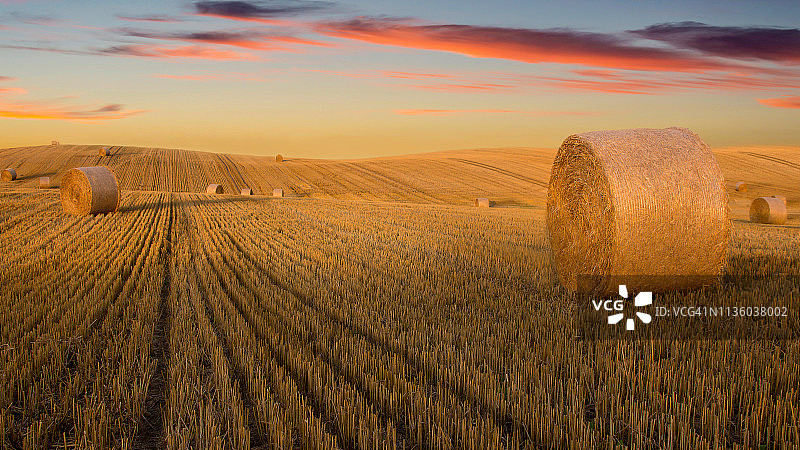 日落时分的干草堆图片素材