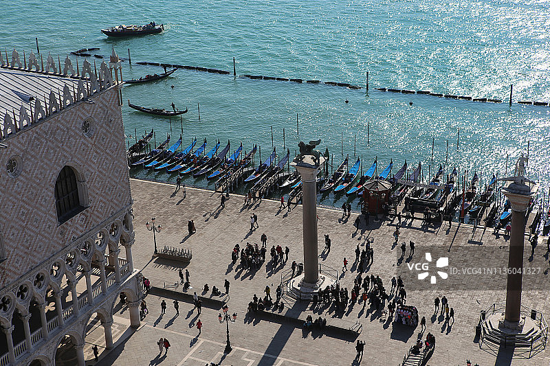 意大利威尼斯圣马可广场航拍：总督宫与面向威尼斯泻湖的圣马可雄狮图片素材