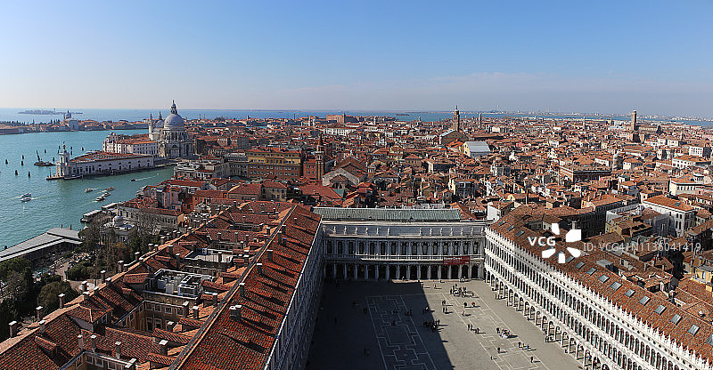 意大利威尼斯圣马可广场鸟瞰图，右侧为新行政官邸，左侧为旧行政官邸，还有安康圣母圣殿、朱代卡岛和威尼斯屋顶图片素材