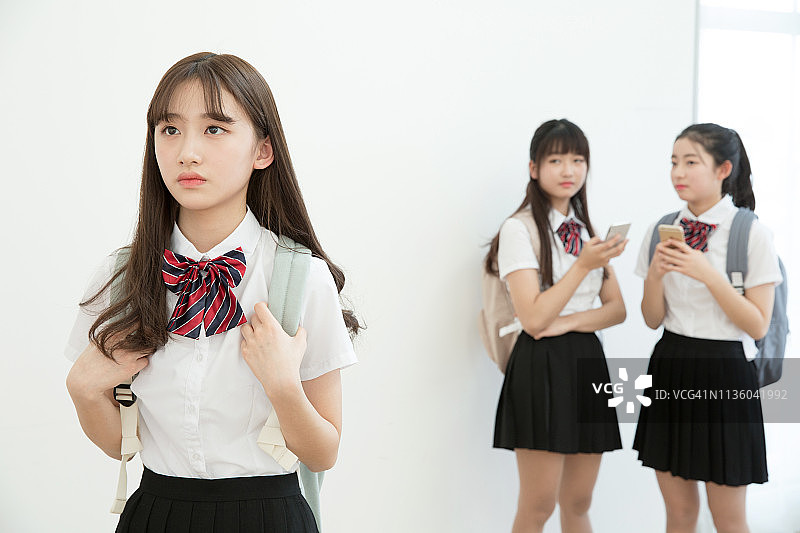 一个少女被其他女孩欺负图片素材