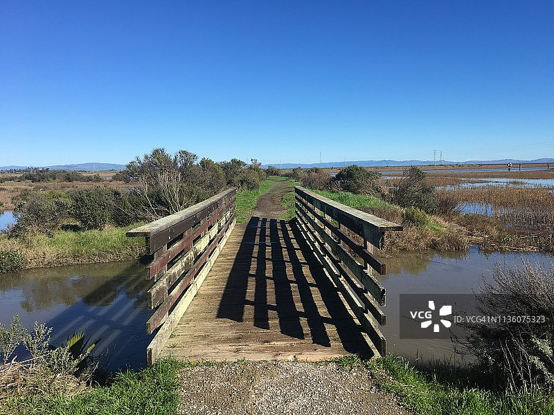 海湾入口处的步行桥图片素材