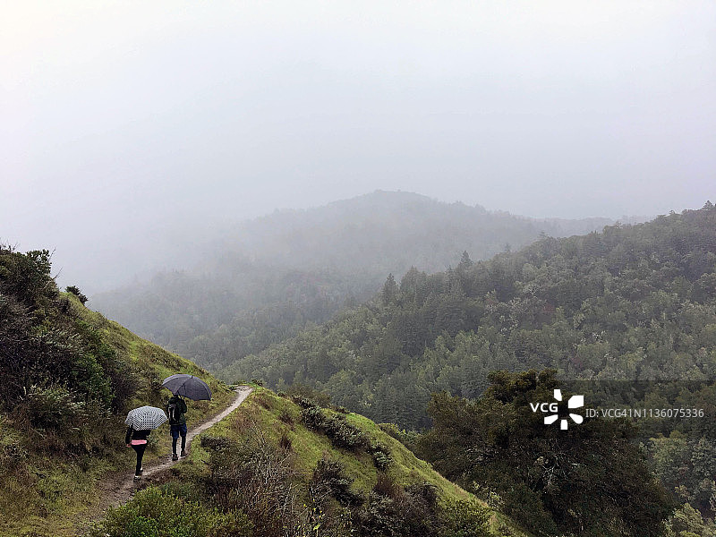 塔马尔帕伊斯山脉雨中徒步小径图片素材