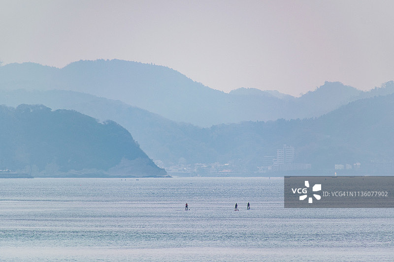 日本镰仓、逗子和叶山的海滩与山脉图片素材