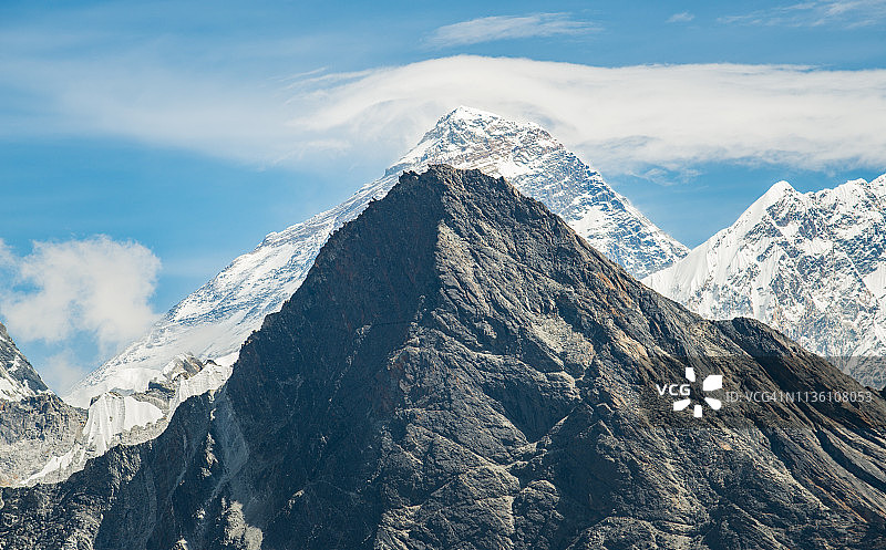 从尼泊尔Gokyo村的Gokyo Ri (5,357 m)眺望珠穆朗玛峰图片素材