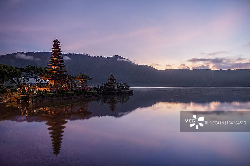 布拉坦湖水神庙，印度尼西亚巴厘岛图片素材