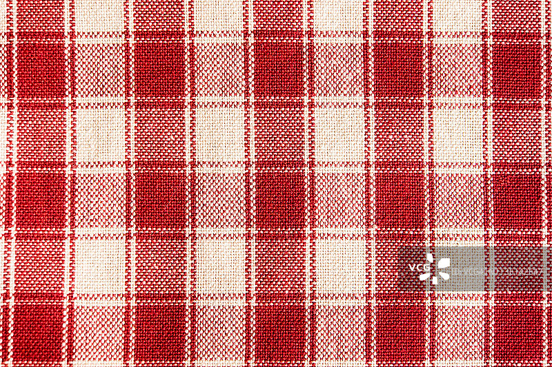 带红色格子餐巾的纺织品背景（俯视）：天然纺织品背景，织物纹理背景，天然亚麻织物纹理图片素材