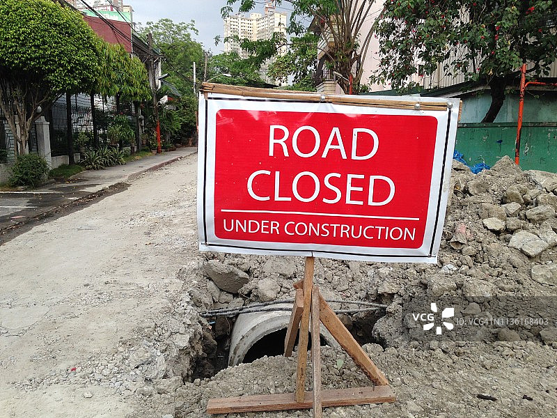 红色的“道路封闭”标志图片素材