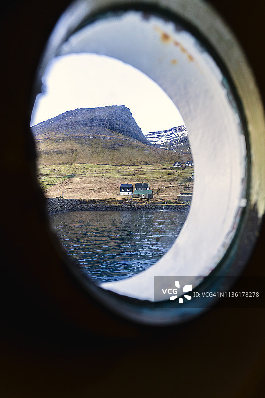 从渡轮上拍摄的法罗群岛卡尔索伊岛锡德拉达卢尔图片素材