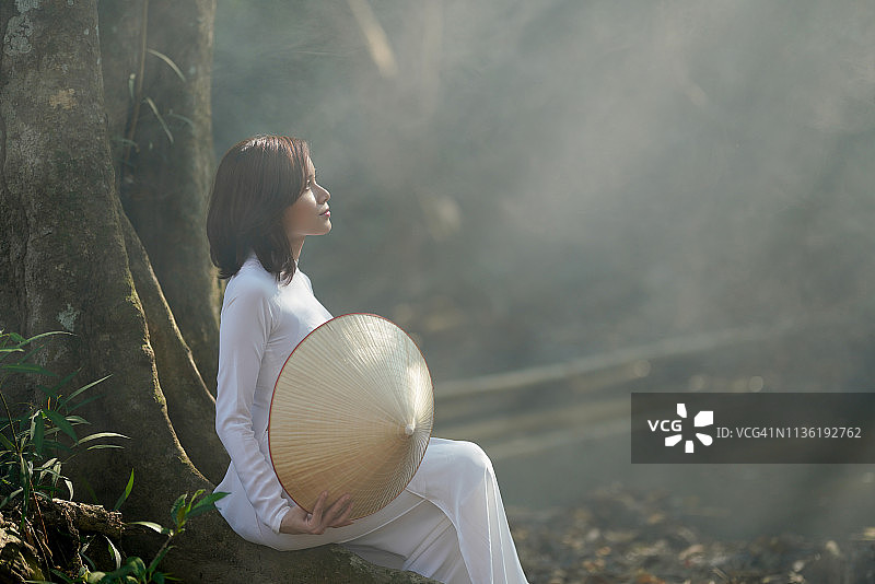 身穿白色越南传统服装的亚洲女性图片素材