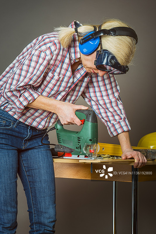 DIY女人使用拼图图片素材