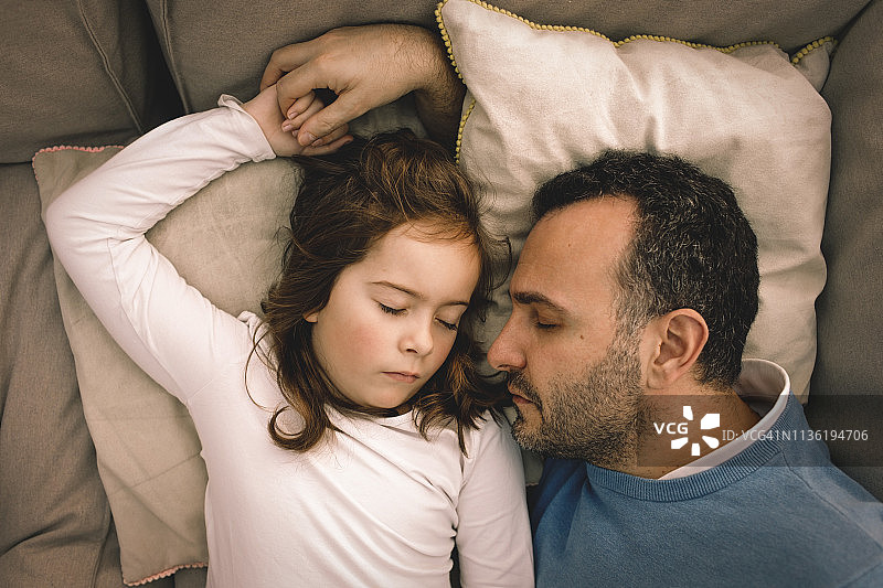 家中沙发上睡觉的父女俯视图图片素材