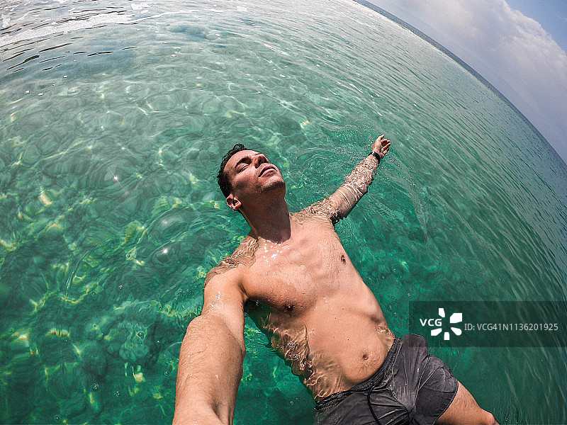 男人在死海度假时自拍图片素材