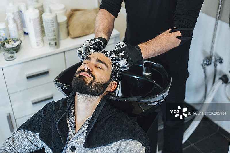 男人在理发店洗头图片素材