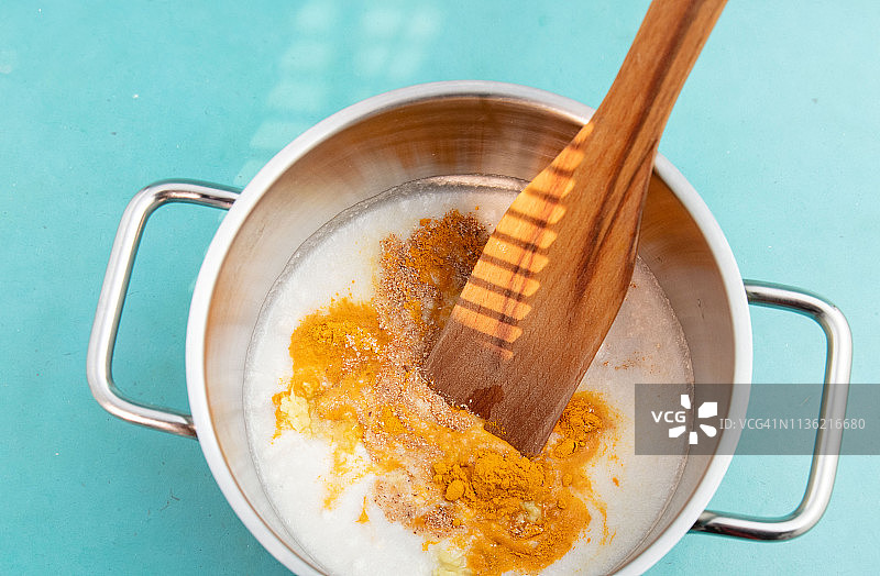姜黄拿铁的制备图片素材