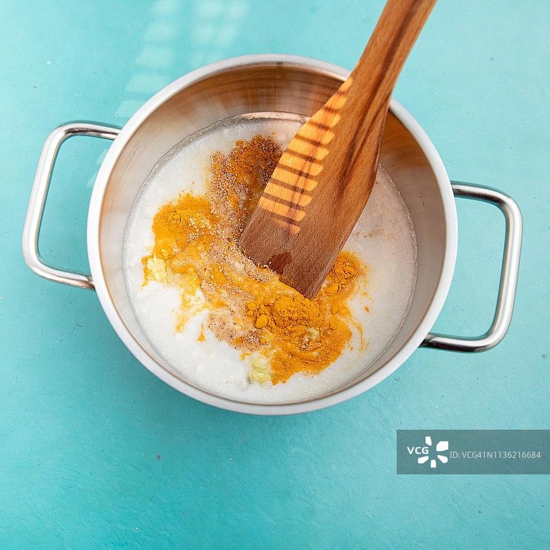 姜黄拿铁的制备图片素材