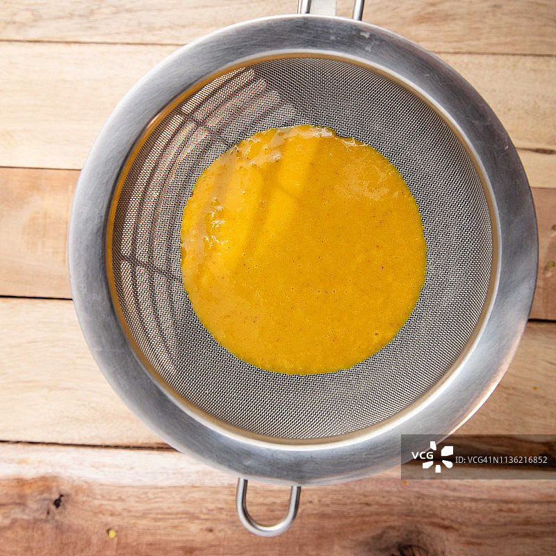 姜黄拿铁的制备图片素材