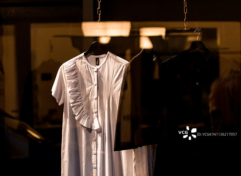 服装店内的黑白色连衣裙图片素材