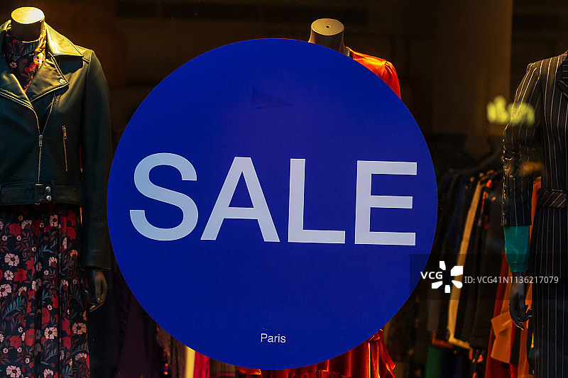 服装店橱窗上的促销标志图片素材