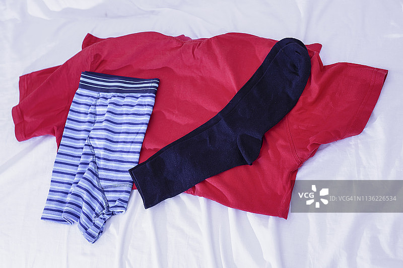 床上的男士内衣图片素材