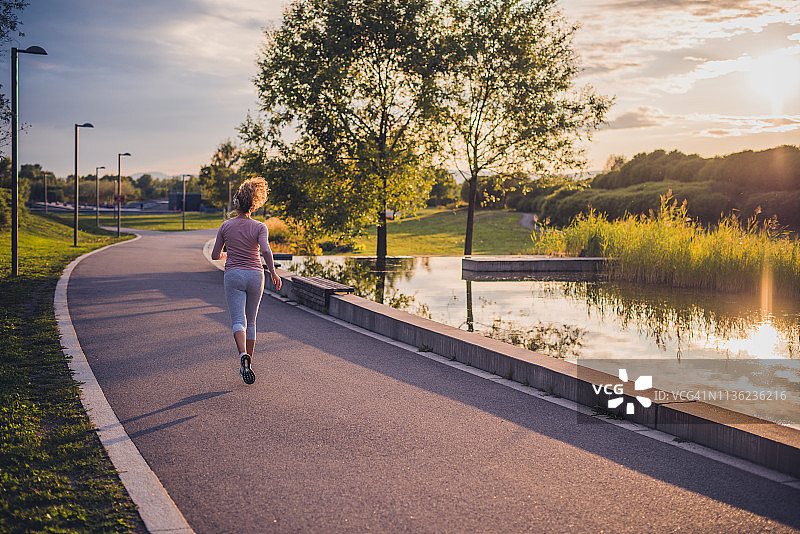 户外慢跑图片素材