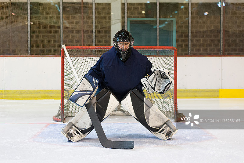 冰球守门员防守球门图片素材