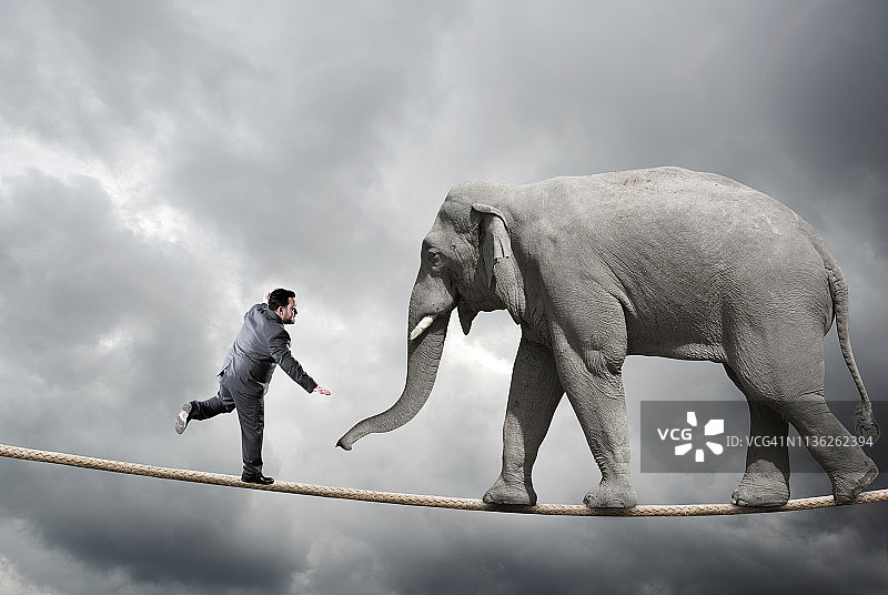 商人和绳子上的大象图片素材