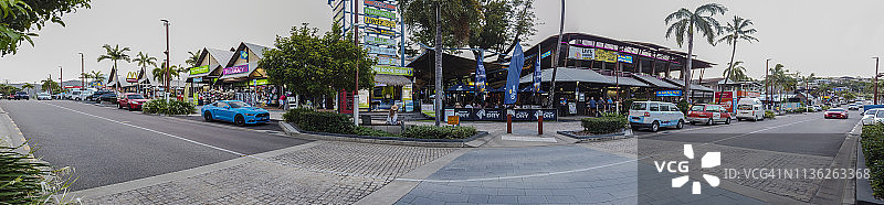 澳大利亚昆士兰州艾尔利海滩主要商业街全景图片素材