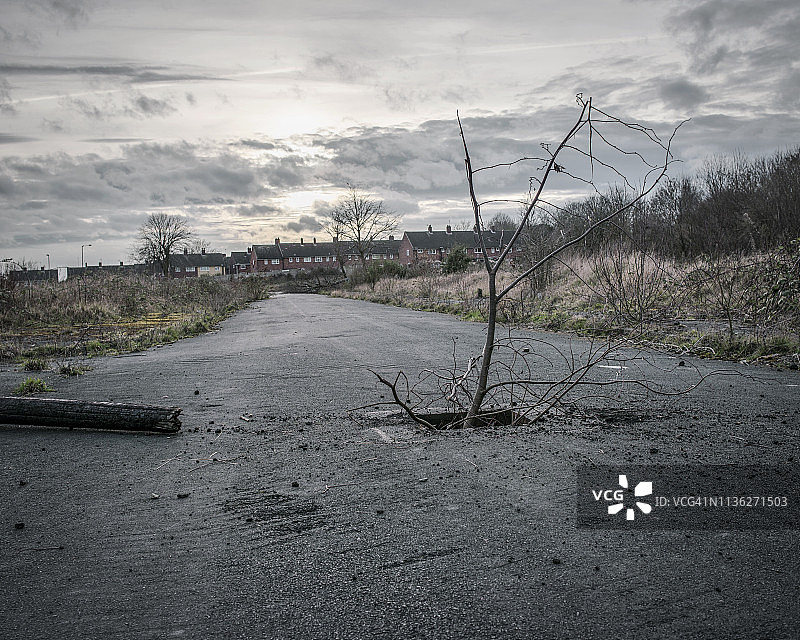 废弃的城市土地，原为住宅区，现为荒地图片素材