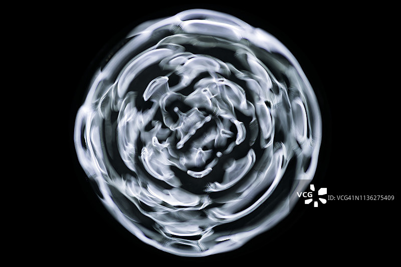 在不同频率的声音驱动下，水的Cymatic模式图片素材