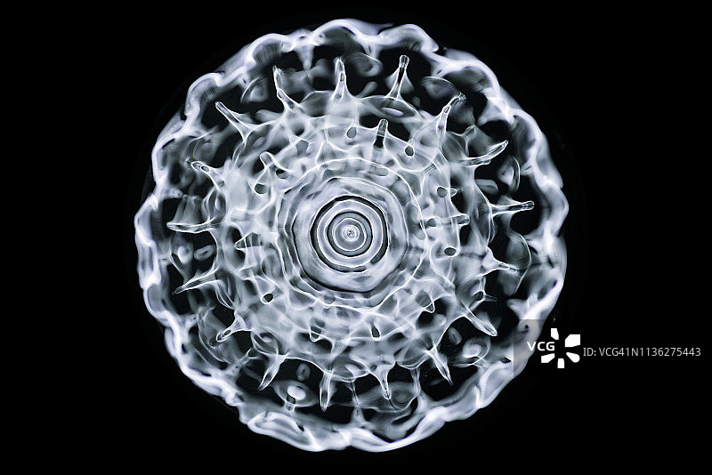 在不同频率的声音驱动下，水的Cymatic模式图片素材