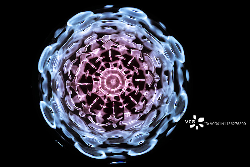 在不同频率的声音驱动下，水的Cymatic模式图片素材