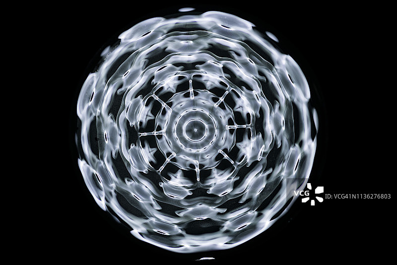 在不同频率的声音驱动下，水的Cymatic模式图片素材