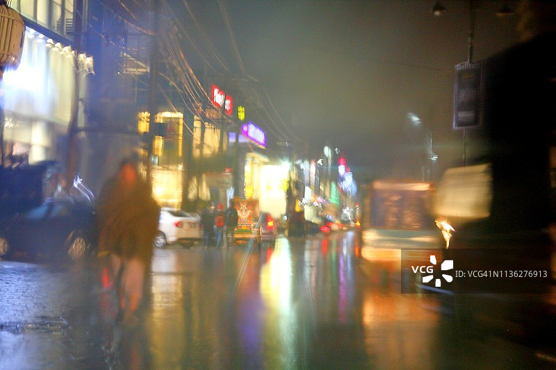 雨中玻璃上的车辆虚化灯光图片素材