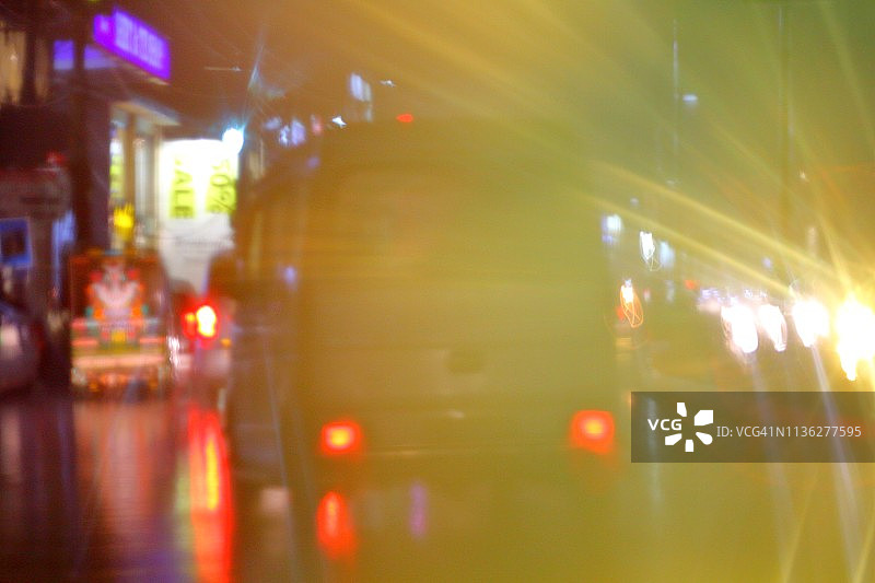 雨中玻璃上的车辆虚化灯光图片素材