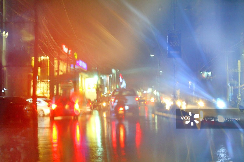 雨中玻璃上的车辆虚化灯光图片素材