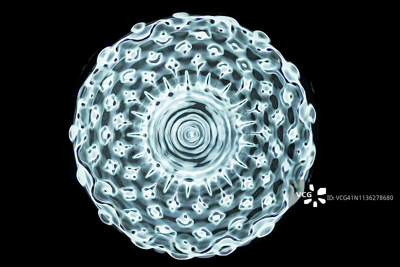 在不同频率的声音驱动下，水的Cymatic模式图片素材