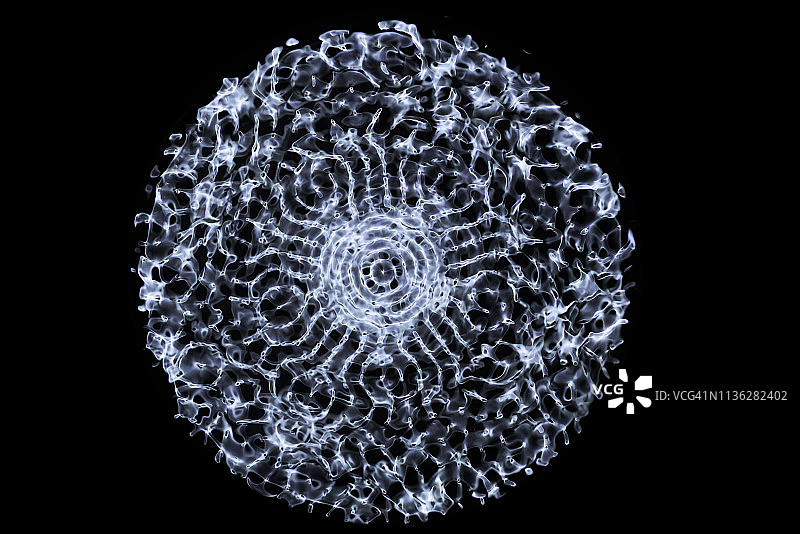 在不同频率的声音驱动下，水的Cymatic模式图片素材