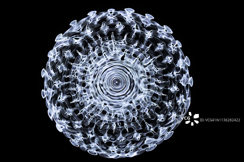 在不同频率的声音驱动下，水的Cymatic模式图片素材