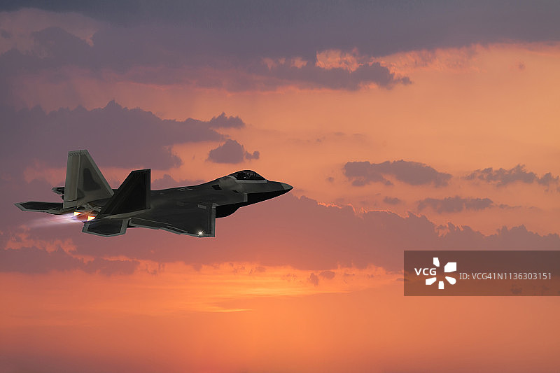 F-22战斗机在日落时分开启加力燃烧室飞行图片素材