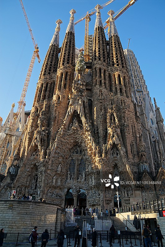 西班牙巴塞罗那沐浴在晨曦中的圣家族教堂图片素材