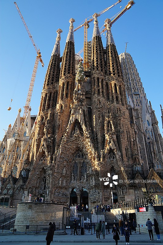 西班牙巴塞罗那阳光下的圣家族大教堂建筑工地图片素材