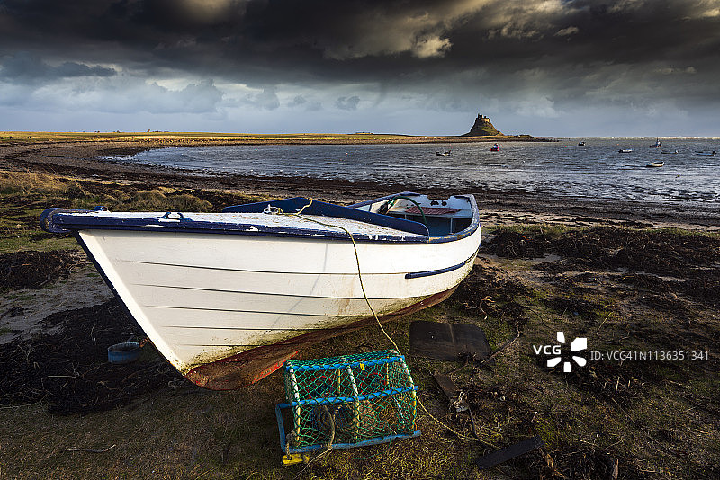 英国诺森伯兰郡的林迪斯法恩城堡（圣岛），有渔船和蟹笼图片素材