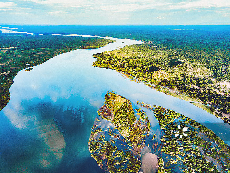 蓝色天空下的赞比西河鸟瞰图图片素材