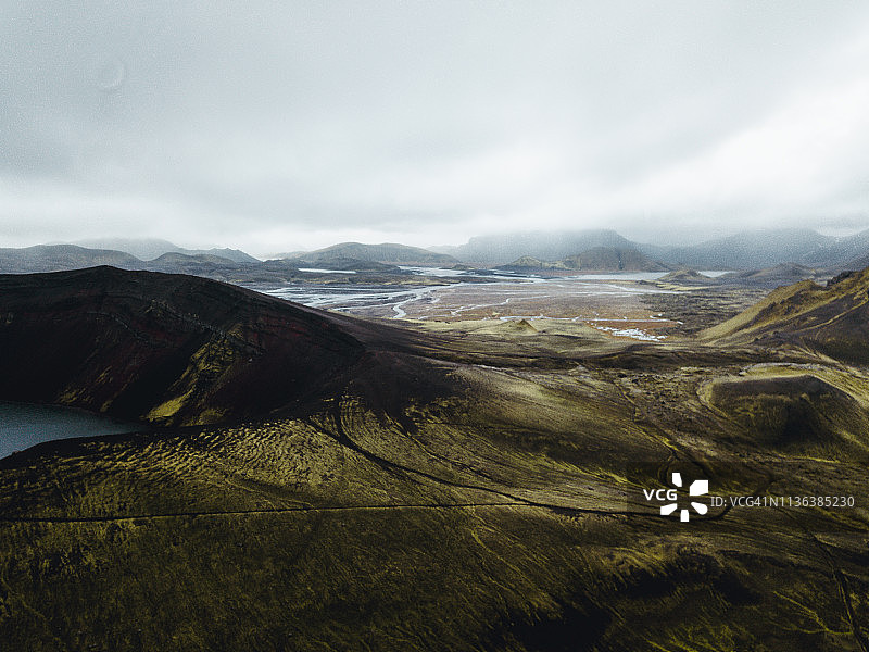 冰岛高地火山湖的美丽航拍图片素材