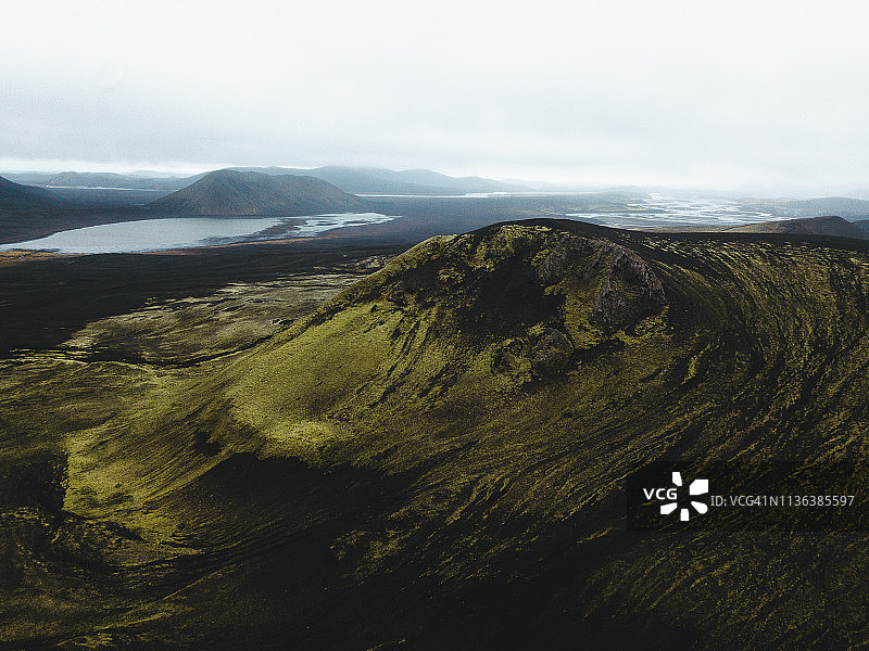 冰岛高地火山湖的美丽航拍图片素材