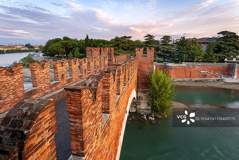 意大利维罗纳老城堡桥日出图片素材