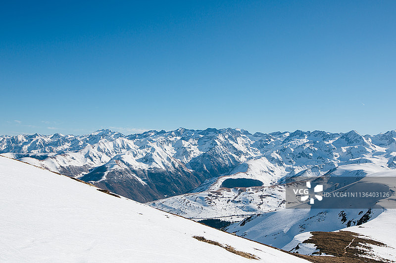 比利牛斯山脉的雪景和蓝天图片素材