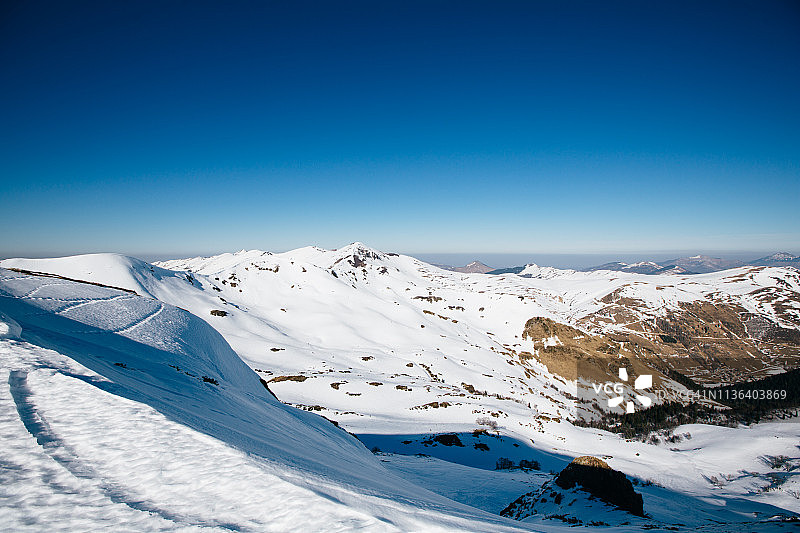 比利牛斯山脉的雪景和蓝天图片素材